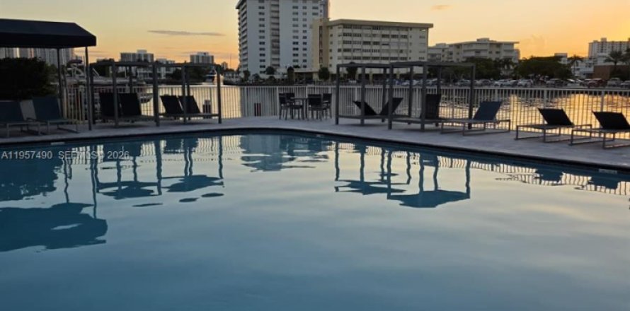 Кондоминиум с 2 спальнями в Халландейл-Бич, Флорида № 2011463