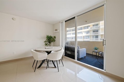 Купить кондоминиум в Халландейл-Бич, Флорида 2 спальни, 102.19м2, № 2011463 - фото 9