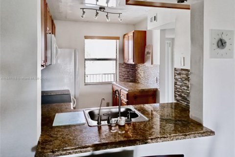 Condo in Sunrise, Florida, 2 bedrooms  № 1962685 - photo 8