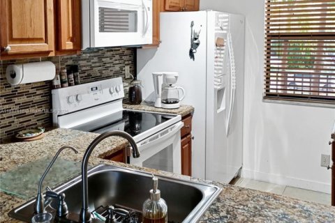 Condo in Sunrise, Florida, 2 bedrooms  № 1962685 - photo 6