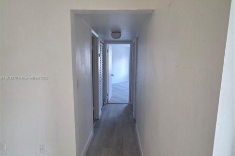 Copropriété à louer à Miami, Floride: 2 chambres, 92.9 m2 № 1968711 - photo 13