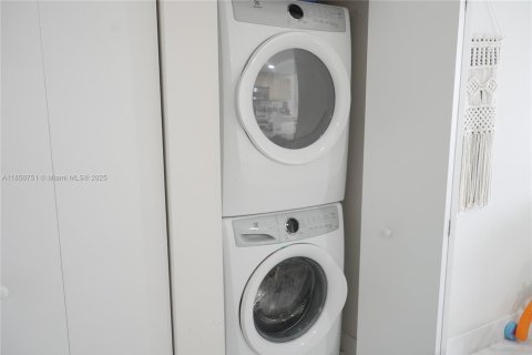 Condo in North Miami Beach, Florida, 2 bedrooms  № 1881819 - photo 21