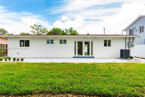 House in Dania Beach, Florida 3 bedrooms, 96.62 sq.m. № 2000836 - photo 27