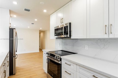 House in Dania Beach, Florida 3 bedrooms, 96.62 sq.m. № 2000836 - photo 8