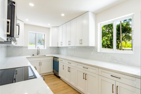 House in Dania Beach, Florida 3 bedrooms, 96.62 sq.m. № 2000836 - photo 7