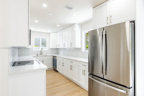 House in Dania Beach, Florida 3 bedrooms, 96.62 sq.m. № 2000836 - photo 6