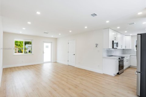 House in Dania Beach, Florida 3 bedrooms, 96.62 sq.m. № 2000836 - photo 5