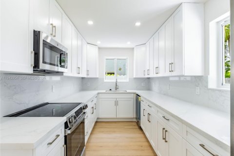 House in Dania Beach, Florida 3 bedrooms, 96.62 sq.m. № 2000836 - photo 9