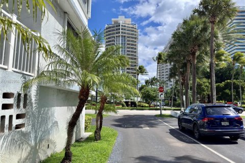 Copropriété à vendre à Bal Harbour, Floride: 3 chambres, 132.85 m2 № 1976752 - photo 21
