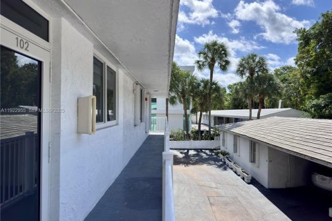 Copropriété à vendre à Bal Harbour, Floride: 3 chambres, 132.85 m2 № 1976752 - photo 22