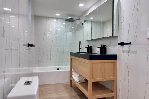 Copropriété à vendre à Bal Harbour, Floride: 3 chambres, 132.85 m2 № 1976752 - photo 14