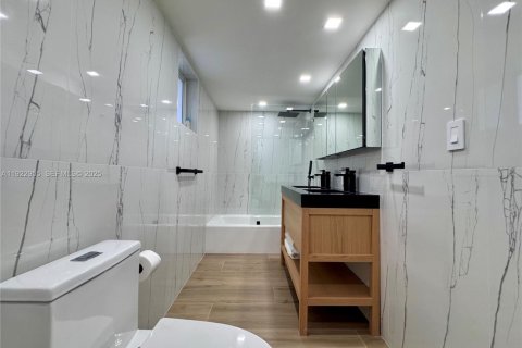 Copropriété à vendre à Bal Harbour, Floride: 3 chambres, 132.85 m2 № 1976752 - photo 18