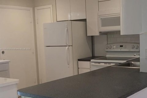 Condominio en alquiler en Miami, Florida, 1 dormitorio, 100.43 m2 № 1841202 - foto 13