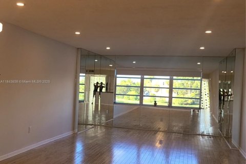 Condominio en alquiler en Miami, Florida, 1 dormitorio, 100.43 m2 № 1841202 - foto 17