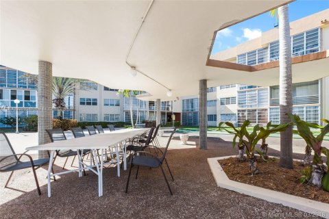 Condominio en alquiler en Miami, Florida, 1 dormitorio, 100.43 m2 № 1841202 - foto 4