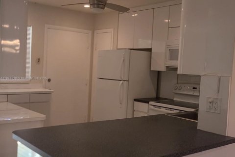 Condominio en alquiler en Miami, Florida, 1 dormitorio, 100.43 m2 № 1841202 - foto 14
