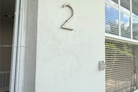 Villa ou maison à louer à Miami, Floride: 2 chambres, 65.03 m2 № 1946612 - photo 2