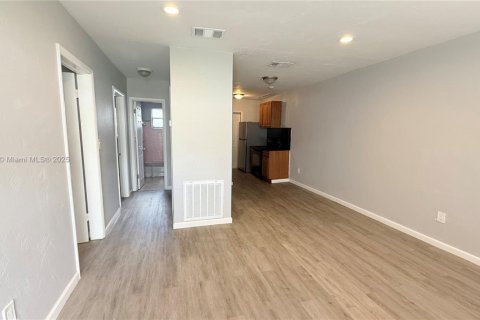 Villa ou maison à louer à Miami, Floride: 2 chambres, 65.03 m2 № 1946612 - photo 4