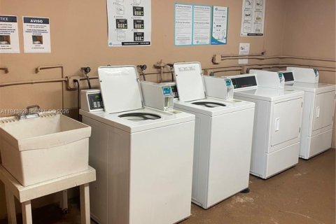 Condo in Miami, Florida, 1 bedroom  № 2000829 - photo 10