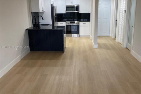 Condo in Miami, Florida, 1 bedroom  № 2000829 - photo 9