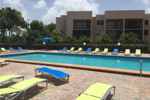 Condo in Miami, Florida, 1 bedroom  № 2000829 - photo 11