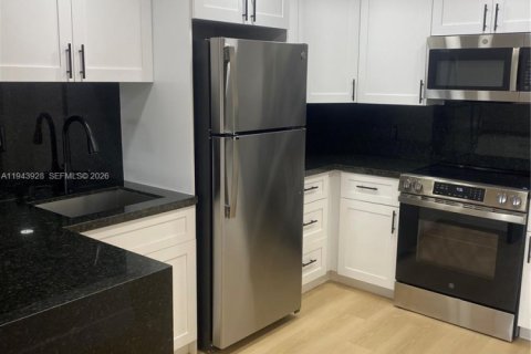 Condo in Miami, Florida, 1 bedroom  № 2000829 - photo 3