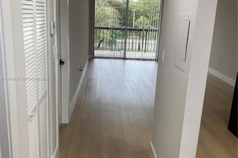 Condo in Miami, Florida, 1 bedroom  № 2000829 - photo 7