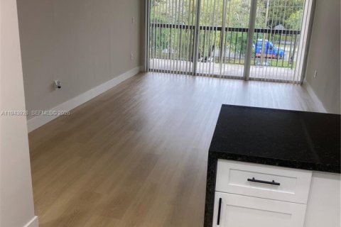 Condo in Miami, Florida, 1 bedroom  № 2000829 - photo 8