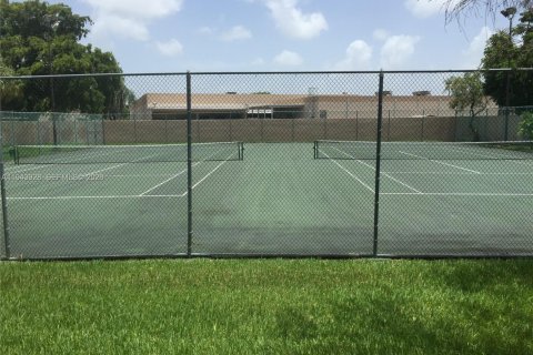 Condo in Miami, Florida, 1 bedroom  № 2000829 - photo 12