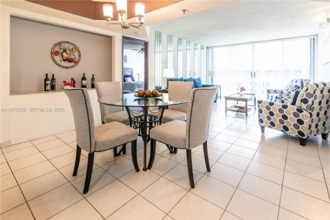 Condo in Surfside, Florida, 2 bedrooms  № 2041953 - photo 5