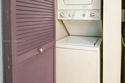 Condo in Surfside, Florida, 2 bedrooms  № 2041953 - photo 11