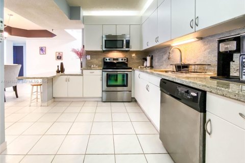 Condo in Surfside, Florida, 2 bedrooms  № 2041953 - photo 7