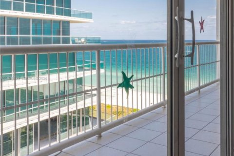 Condo in Surfside, Florida, 2 bedrooms  № 2041953 - photo 23