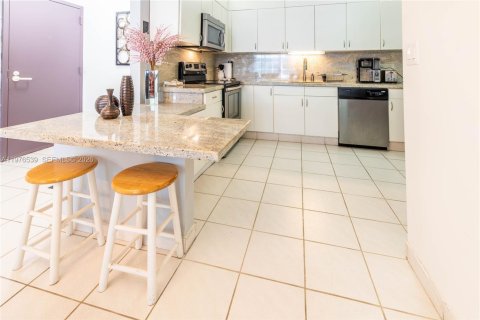 Condo in Surfside, Florida, 2 bedrooms  № 2041953 - photo 10