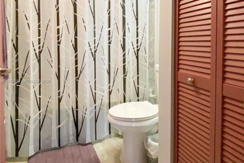 Condo in Surfside, Florida, 2 bedrooms  № 2041953 - photo 18