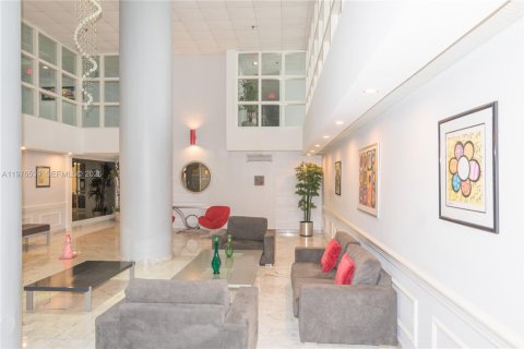 Condo in Surfside, Florida, 2 bedrooms  № 2041953 - photo 28