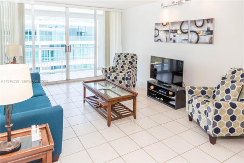 Condo in Surfside, Florida, 2 bedrooms  № 2041953 - photo 2