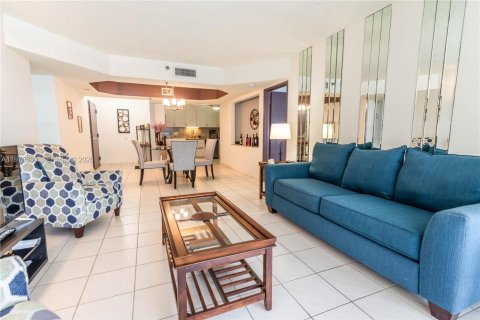 Condo in Surfside, Florida, 2 bedrooms  № 2041953 - photo 3