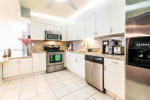 Condo in Surfside, Florida, 2 bedrooms  № 2041953 - photo 8