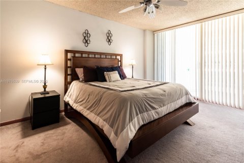 Condo in Surfside, Florida, 2 bedrooms  № 2041953 - photo 13