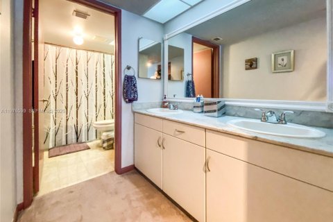 Condo in Surfside, Florida, 2 bedrooms  № 2041953 - photo 16