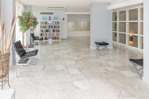 Condo in Surfside, Florida, 2 bedrooms  № 2041953 - photo 27