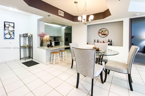 Condo in Surfside, Florida, 2 bedrooms  № 2041953 - photo 4