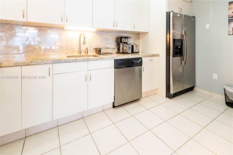 Condo in Surfside, Florida, 2 bedrooms  № 2041953 - photo 9