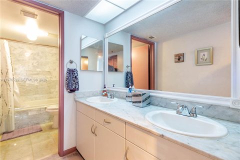 Condo in Surfside, Florida, 2 bedrooms  № 2041953 - photo 17