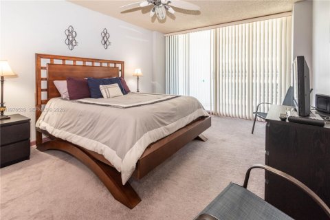 Condo in Surfside, Florida, 2 bedrooms  № 2041953 - photo 12