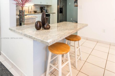 Condo in Surfside, Florida, 2 bedrooms  № 2041953 - photo 6