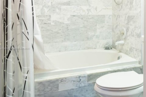 Condo in Surfside, Florida, 2 bedrooms  № 2041953 - photo 19