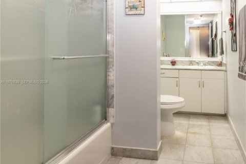Condo in Surfside, Florida, 2 bedrooms  № 2041953 - photo 20