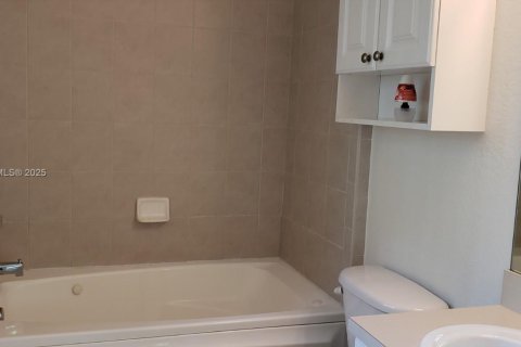 Condo in Hollywood, Florida, 2 bedrooms № 1948317 - photo 18